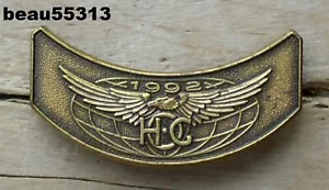 ⭐GRUPO DE PROPIETARIOS HARLEY DAVIDSON CERDO H.O.G. CHAQUETA CHALECO ROCK 1992 SOMBRERO PIN 92 - Imagen 1 de 1