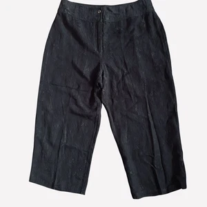 Pantalones Chico’s Recortados Mezcla Lino/Rayón Negro Sutil Diseño Floral Suave Talla 2 (M) - Imagen 1 de 10
