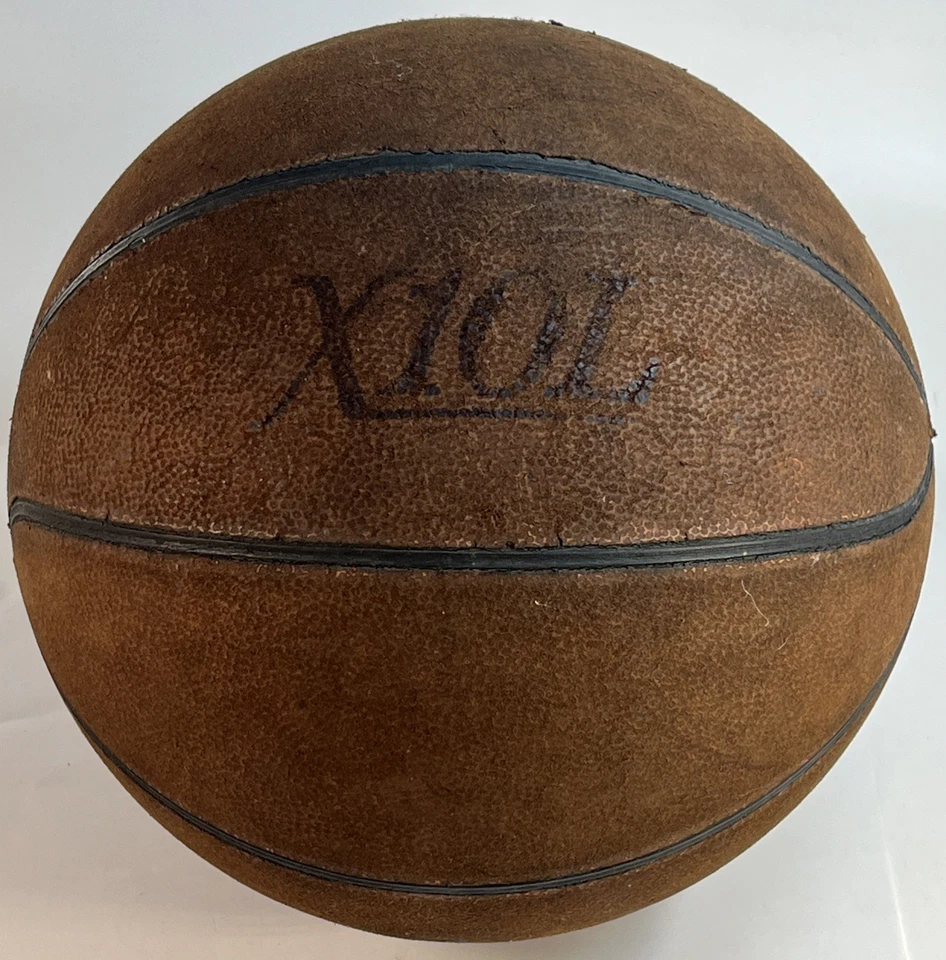 Juego de baloncesto oficial de cuero de última construcción MacGregor X10L años 80 vintage Foto 1 de 4