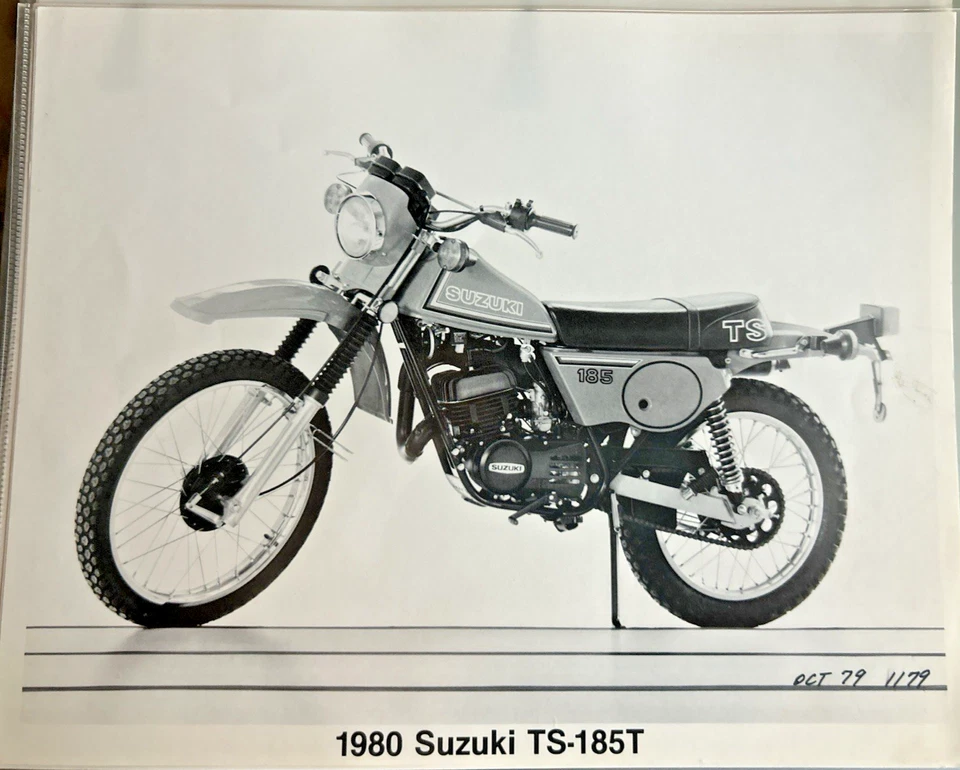 Suzuki TS-185T 1980 foto de prensa de fábrica B+W original Foto 1 de 1