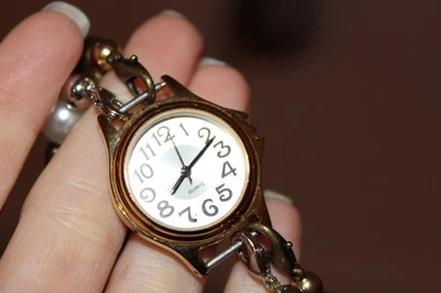 Винтажные золотистые коренастые часы двухслойный белый коричневый ремешок с бисером - Изображение 1 из 4