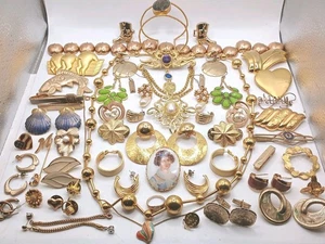 Konvolut 63 goldfarbene Schmuck Halsketten, Broschen Ohrringe, Anhänger, Pins, Monet - Bild 1 von 24