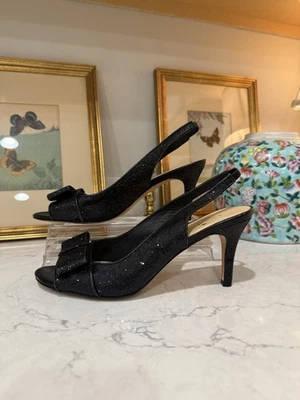 Kate Spade 魅力黑色闪光蝴蝶结露趾露跟高跟鞋 8 — 第 1/4 张图片