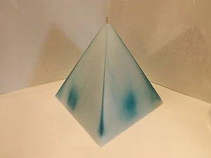 Awesome pyramid candle, 6 " high x 5.5" x 5.5" key to my heart couple keychains - Picture 1 of 3