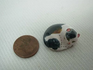 DOLLHOUSE MINIATURE CAT ~ ART POTTERY CURLED UP CALICO 1" ARTISAN SIGNED B.E. - Picture 1 of 3