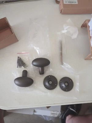 Juego de puertas interiores ovaladas lisas de 2" con placa posterior de bronce frotado con aceite Signature Hardware Foto 1 de 4