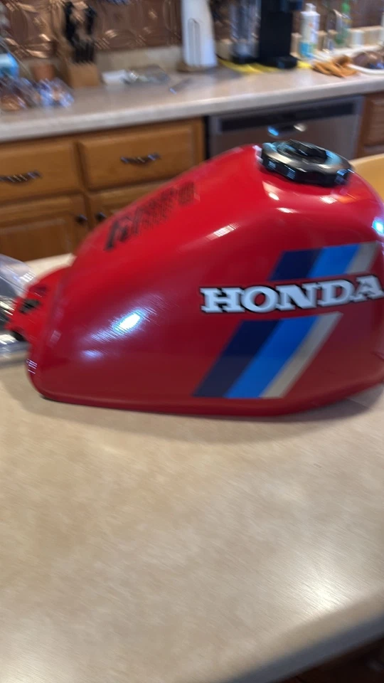 1984 年本田 ATC 200 ES 油箱油箱 218 — 第 1/4 张图片