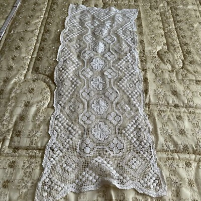 Alter Tischläufer Tischdecke Mitteldecke weiß gehäkelt Uroma Oma Handarbeit - Bild 1 von 4