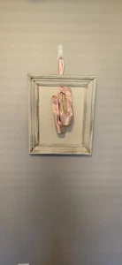 Handgefertigte Wanddeko mit Ballettschuhen - Bild 1 von 6
