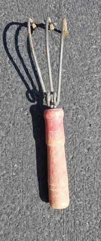 Vintage - 3 TINE 10" GARDEN HAND WOOD RED HANDLE WIRE CLAW CULTIVATOR Cover