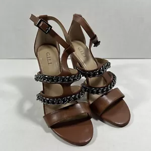 Sandalias de tacón de aguja GILI 6,5 medianas con cadena de metal marrón coñac - Imagen 1 de 7