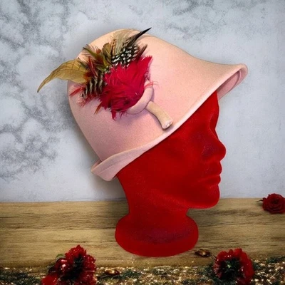 Sombrero Cloche de Lana Rosa Acento de Plumas Emme Boutique Sombrero Caja Accesorio para Mujer Foto 1 de 4
