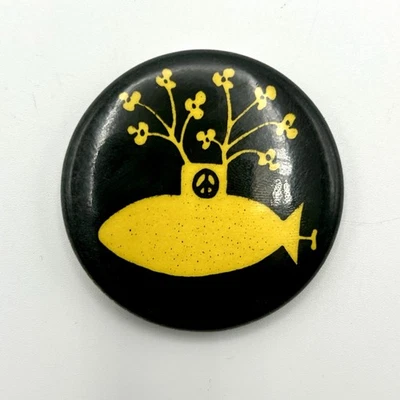 Pin de paz submarino amarillo de los Beatles 1966 Big Store Village Kettle of Fish NYC Foto 1 de 3