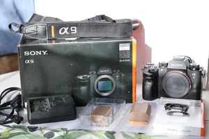 Sony Alpha 9 + Zubehörpaket + Augenmuschel + 2.Akku + 2.Kameragurt - Bild 1 von 16