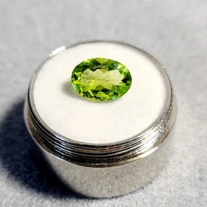 Gema ovalada facetada peridoto verde manzana cortada a mano natural; 2,43 quilates; 10x8 mm; Arizona - Imagen 1 de 9