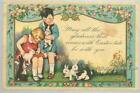 Carte de vacances vintage garçon fille jouant lapins fleurs entourées de Pâques