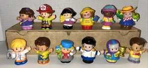 12 pezzi Mattel Fisher Price Little People treno ingegnere contadino pompiere principe - Foto 1 di 21