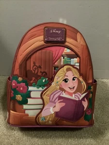 MINI MOCHILA LOUNGEFLY DISNEY ENREDADOS LIBROS RAPUNZEL~ CON ETIQUETAS~ TOTALMENTE NUEVA~ - Imagen 1 de 7
