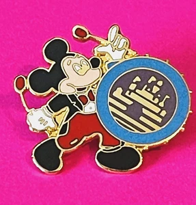 DE COLECCIÓN DISNEY 1986 DISNEY LAND MICKEY MOUSE PIN GOLPEANDO EL ALFILER DE BATERÍA - Imagen 1 de 1