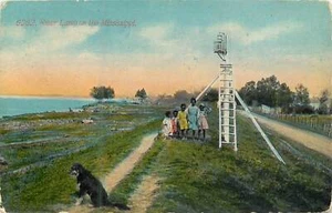 Lámpara postal americana negra vintage para niños de pie junto al río en Mississippi - Imagen 1 de 2