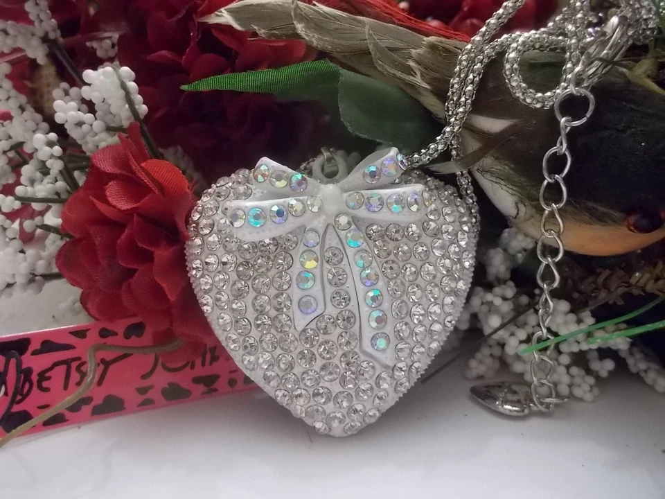 COLLAR COLGANTE BETSEY JOHNSON CORAZÓN BLANCO BRILLANTE PAJARITA CADENA LARGA Foto 1 de 4