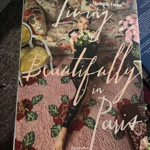 Living Beautifully in Paris by édérique Dedet and Mathilde Favier (2024,... - Foto 1 di 1
