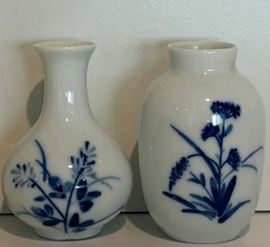 Paar Miniatur blau weiße Porzellan Vasen florales Design gemarkt China - Bild 1 von 6