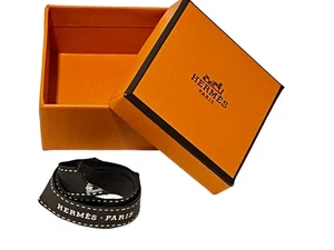 Authentische Hermes leere Geschenk Schmuckschatulle mit Band 2-3/8" x 2-3/8" x 1,5" Höhe - Bild 1 von 6