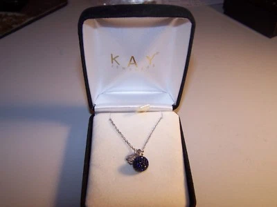 PINGENTE E CORRENTE OFICIAL DE PRATA ESTERLINA CRISTAL AZUL UNIVERSIDADE AUBURN POR KAY  - Imagem 1 de 4