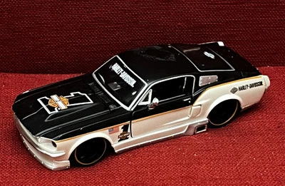Ford 67 Mustang GT 1967 Harley Davidson blanco y negro Street HD Maisto 1:24 Foto 1 de 4