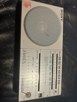 Radio de onda corta Sony ICF-22 Foto 1 de 4