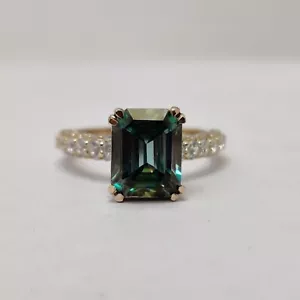 Anello di fidanzamento unico oro giallo massiccio 10 kt 2,60 ct verde taglio smeraldo moissanite - Foto 1 di 9