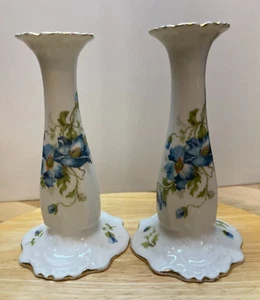 Candelabros checos antiguos MZ Altrohlau, CMHR de porcelana c. 1920 - azul floral - Imagen 1 de 12