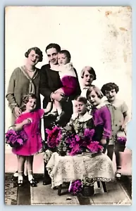 RPPC Familienfoto mit Blumen handgetönte Postkarte - Bild 1 von 3