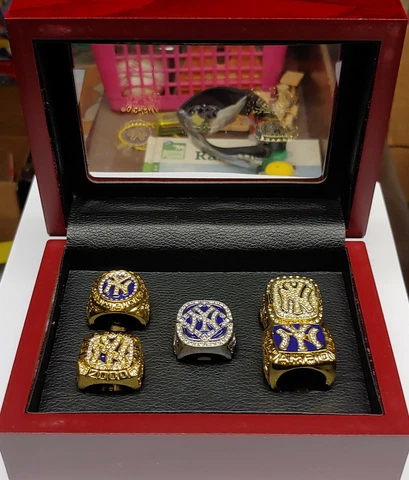 New York Yankees - World Series 5 Ring Set With Wooden Display Box. Derek Jeter Cover