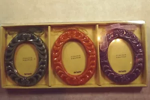 Juego de 3 marcos de fotos de cerámica Pier 1 Imports caja abierta verde melocotón púrpura - Imagen 1 de 5