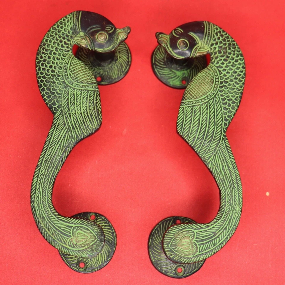 Tirador de puerta de latón macizo artesanal con acabado vintage antiguo con forma de pavo real Foto 1 de 4