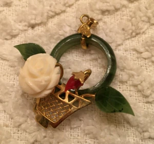 Cesta de flores colgante de jade verde tono dorado amarillo con rosa tallada HERMOSA - Imagen 1 de 3