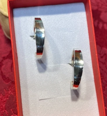 Brincos de argola vintage de prata esterlina 0,925 com arco na parte inferior de uma polegada de diâmetro - Imagem 1 de 4