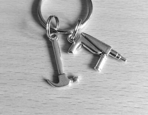 Super Schlüsselanhänger "Bohrer & Hammer" Bagcharm nützliches Handwerker kleines Geschenk 🗝️🔨🔑💫 - Bild 1 von 4