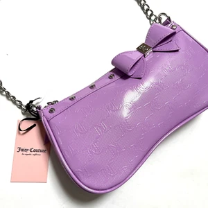 NWT Original JUICY COUTURE Embossed Signature Baguette Shoulder Bag Purple Bow - Picture 1 of 7