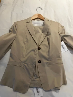 Gorgeous Rene Lezard Womens two-piece beige suit, size 36, new with tags — 第 1/4 张图片