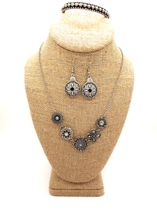Brazalete Dannijo tono plata con collar y pendientes sin marca - Imagen 1 de 20