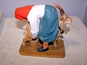 Vintage Henning Milchmädchen Melkende Ziege handgeschnitzt norwegische Volkskunst Figur - Bild 1 von 6