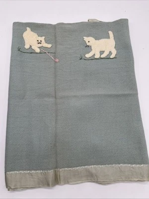 Manta bebé vintage azul verde de fieltro bordada a mano con dos gatos jugando Foto 1 de 4