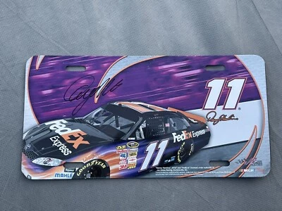 Placa de licencia firmada por Denny Hamlin #11 coche de carreras FedEx Foto 1 de 4