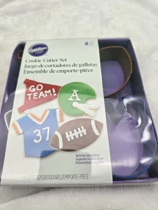 Wilton Tagliabiscotti Set Metallo Lotto 4 Casco Calcio Maglia Striscione - Foto 1 di 3