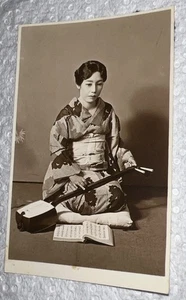 Foto antigua de Japón mujer geisha japonesa en kimono jugar SHAMISEN 1860 - 1912 ja - Imagen 1 de 5