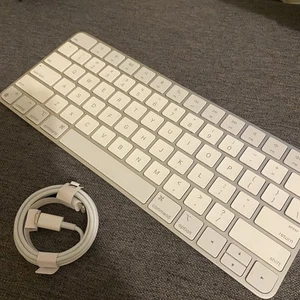 Apple Magic Keyboard - Picture 1 of 4