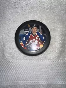 Disco de hockey Joe Sakic Colorado Avalanche NHL ex alumnos recuerdo coleccionista - Imagen 1 de 4